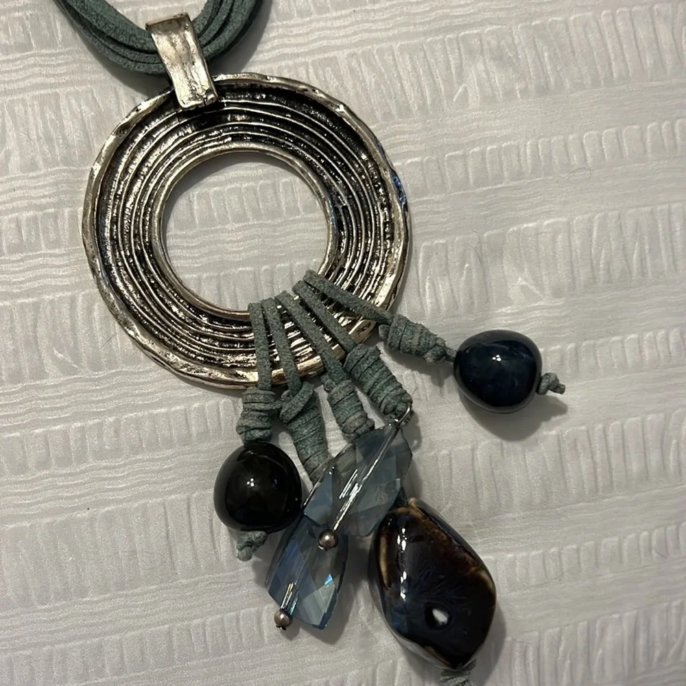 Necklace, beads and leather - Picture 3 of 5